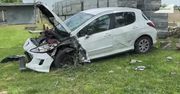 Pijany kierowca wypadł z jezdni na łuku drogi, autem wpadł na posesję