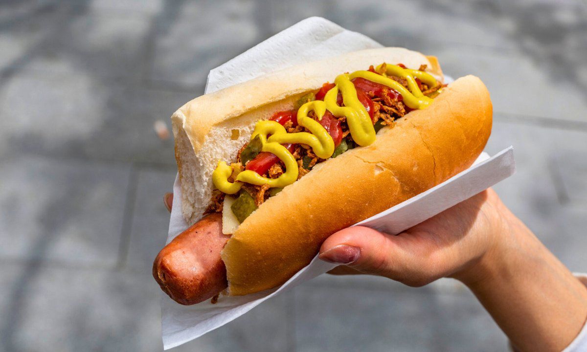 Skąd się wzięły hot dogi? Wszystko zaczęło się od Polaka i Niemca
