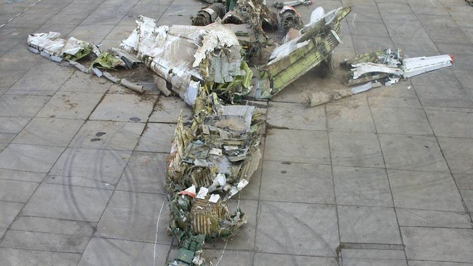 Szczątki prezydenckiego Tu-154, który rozbił się podczas podchodzenia do lądowania na lotnisku w Smoleńsku 10 kwietnia 2010 r.