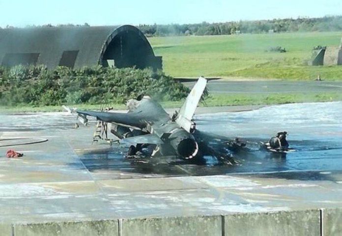 W wyniku wysokiej temperatury sąsiedni F-16 także został uszkodzony