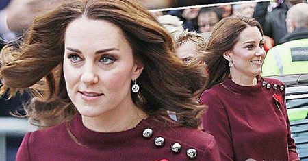 Księżna Kate w bordowej mini. Jeden podmuch wiatru podkreślił jej ciążowy brzuszek