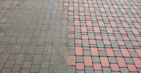 Ten produkt z kuchni sprawi, że kostka brukowa będzie wyglądać jak nowa. Bez karchera!