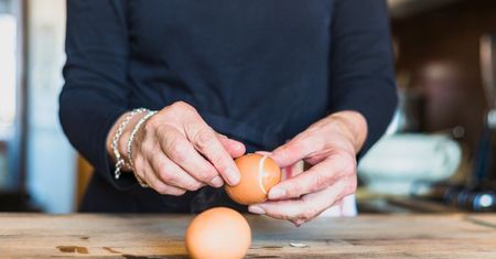 W ten sposób obierzesz jajka na śniadanie w zaledwie 3 sekundy! Najlepszy trik