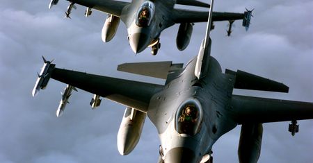 F-16 nad Warszawą. Samolot z prochami legendarnego kpt. Ryszarda Białousa przyleciał do Polski