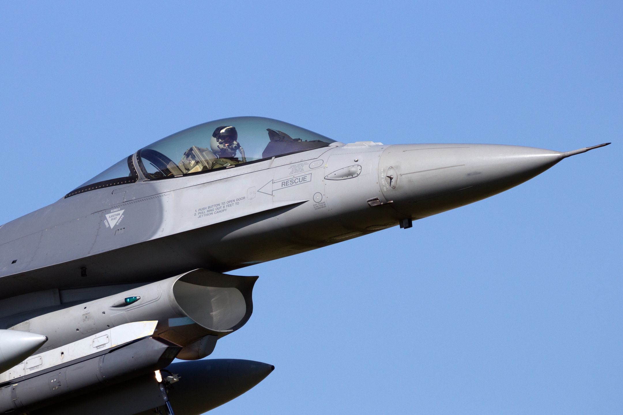 Samolot F-16 zbombardował bazę terrorystów