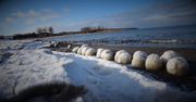 Morszkulce na plaży we Fromborku. Lodowe kule utworzyła woda i silny wiatr.