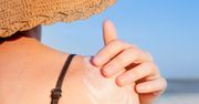 Jak samemu nałożyć na plecy krem do opalania? Są na to 3 sposoby