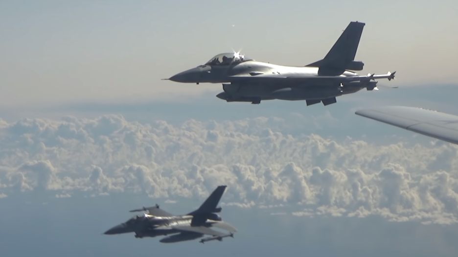Polska. Przez rosyjski bombowiec poderwano samoloty F-16