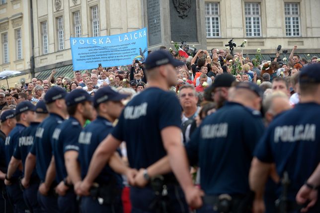 Policjanci na lipcowej miesięcznicy smoleńskiej.