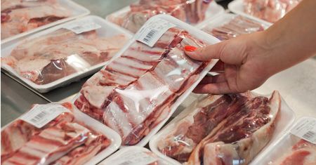 Psujące się mięso rozpoznasz po tym 1 szczególe. Ten sposób zdradził mi znajomy rzeźnik
