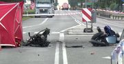 Samochód spłonął po zderzeniu z motocyklem. Nie żyją trzy osoby, w tym kobieta z dzieckiem