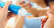Dentysta apeluje. Nigdy nie rób tej jednej rzeczy przed umyciem zębów