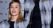 Weronika Książkiewicz pokazuje, jak nosi jesienne trendy. Jej strój na premierze spektaklu "Pozytywni" łączy hity salonów