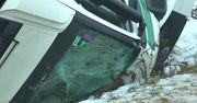 Ciężarówka wpadła do rowu pod Olsztynkiem. Przyczyną nadmierna prędkość i trudne warunki drogowe
