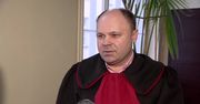 Cały posterunek na ławie oskarżonych. Rusza proces “brutalnego szeryfa”z Piątku
