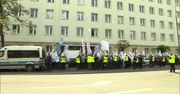 “Walczymy o realizację porozumienia”. Protest służby więziennej na Rakowieckiej w Warszawie.