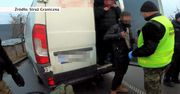 Uciekał busem przed patrolem i uderzył w radiowóz. Przewoził 23 cudzoziemców