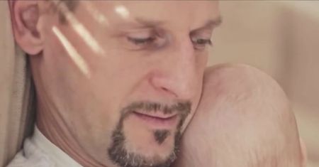 Michał Wójcik z "Ani Mru Mru" walczy o wizerunek - nagrał wideo, w którym pokazuje swoją nowa partnerkę i dziecko