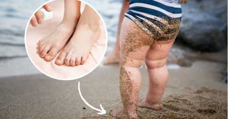 Oszczędź sobie nerwów i weź ten kosmetyk na plażę. Szybko założysz dziecku buty