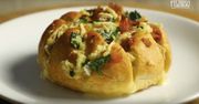 Bułeczki zapiekane z boczkiem i serem camembert