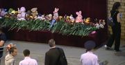 Kwiaty i znicze przed szkołą w Kazaniu. Mieszkańcy miasta oddają hołd ofiarą tragedii.