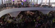 “Jest zimno, nie ma gdzie spać”. Coraz trudniejsza sytuacja uchodźców na Dworcu Centralnym w Warszawie