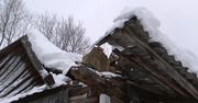 Dach drewnianego domu zawalił się pod naporem śniegu. Pięcioosobowa rodzina zdążyła się ewakuować