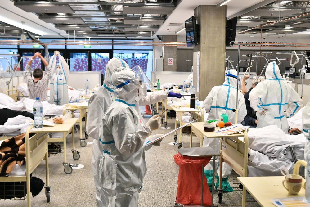 <p>Warszawa, 22.03.2021. Koronawirus w Polsce. Personel medyczny i pacjenci na oddziale szpitala tymczasowego w Warszawie, 19 bm. Tymczasowy Szpital Narodowy powsta³ na Stadionie Narodowym w Warszawie pod auspicjami Centralnego Szpitala Klinicznego MSWiA. Liczba pacjentów zwiêkszy³a siê do ok. 300 osób. Wielu chorych le¿y pod respiratorami. W szpitalu polowym dla chorych na Covid-19 w Polsce ma docelowo znajdowaæ siê ok. 1200 ³ó¿ek. (al/amb) PAP/Andrzej Lange ***UWAGA! Zakaz publikacji w negatywnym kontekcie zdjêæ zawieraj¹cych wizerunek osób podczas pracy w szpitalu tymczasowym.***</p>