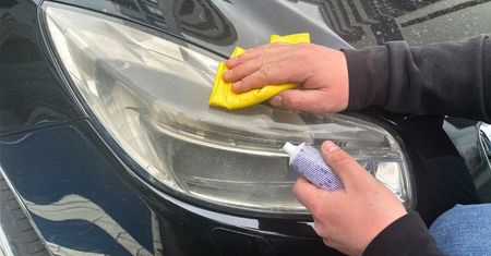Zanim zabiorę się za czyszczenie lamp w samochodzie, idę do łazienki po sprawdzony środek