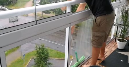 Umyj tym balkon. Szklana balustrada będzie znów nieskazitelnie czysta