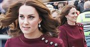 Księżna Kate w bordowej mini. Jeden podmuch wiatru podkreślił jej ciążowy brzuszek