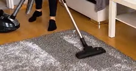 Zanim przyjdą goście, rozsyp to na dywanie. Będą przekonani, że jest nowy