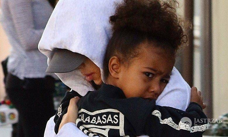 Kim Kardashian i North West wychodzi z apartamentu