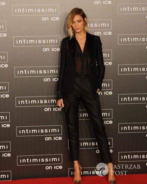 Anja Rubik w garniturze Saint Laurent na pokazie marki Intimissimi