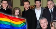 Wziął ślub, został ojcem, a potem oznajmił, że jest gejem. Jak dziś wygląda gwiazdor "Plebanii"? Po latach znów jest o nim głośno