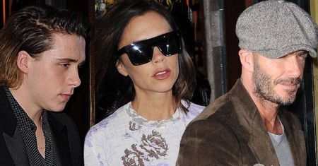 Victoria Beckham z Brooklynem i Davidem podczas Nowojorskiego Tygodnia Mody. Dawno nie wyglądała tak pięknie! [GALERIA]