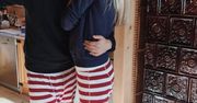 Ale uroczo! Popularna para wskoczyła w identyczne piżamy i oddała się czułościom pod jemiołą! Zwróćcie uwagę na TEN szczegół