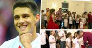 Tłumy fanów na powitaniu Bartosza Kapustki: "Nie spodziwałem się takiej niespodzianki" [WIDEO]