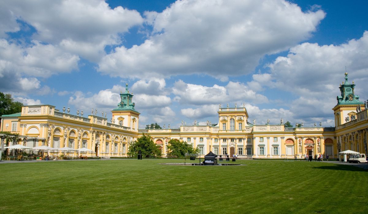 Wilanów to doskonałe miejsce na piknik w Warszawie - Pyszności; foto: Canva