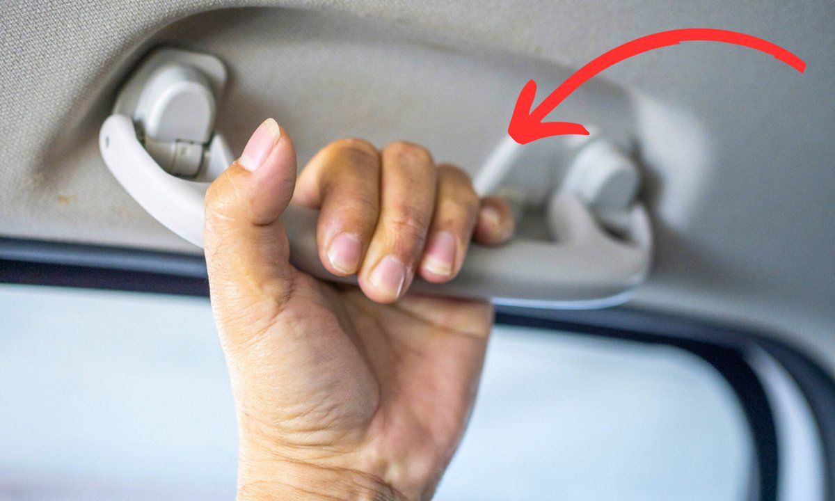 handle above the car door, photo: Getty Images