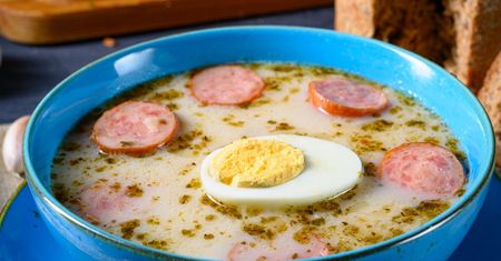 Najgorszy dodatek do żurku. Wielu z nas go wrzuca do zupy, a psuje smak i może zaszkodzić