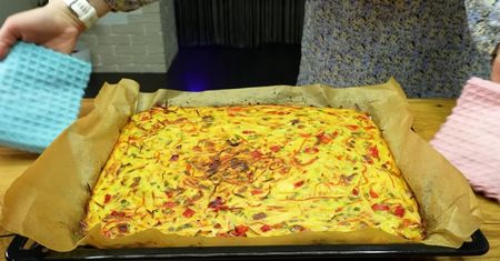 Ekspresowa pizza bez drożdży. Składniki wystarczy zetrzeć na tarce