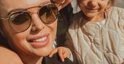 Zdjęcia córek Ani Wendzikowskiej z rozpoczęcia roku szkolnego trafiły do sieci. Starsza to wypisz wymaluj cała mama. Identyczna!