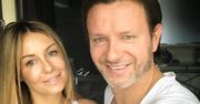 Małgorzata Rozenek i Radosław Majdan nagrywają bajkę dla dzieci, a fotka kojarzy się fanom jednoznacznie: "To chyba jednak coś dla dorosłych?"