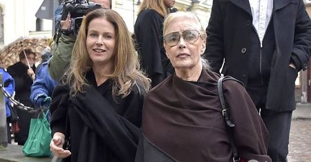 Beata Tyszkiewicz z córką na mszy pożegnalnej Andrzeja Wajdy