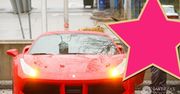 Który polski gwiazdor jeździ TAKIM Ferrari? Cena luksusowego samochodu zwala z nóg