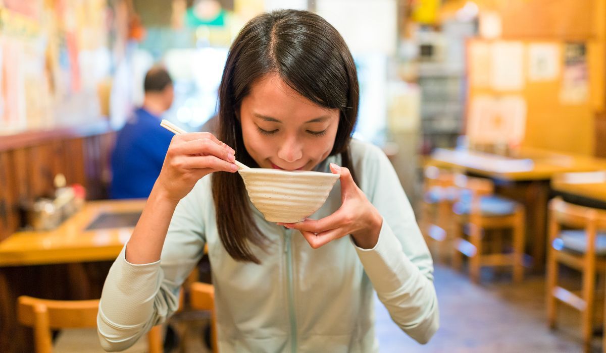 Makaron z zupek chińskich jest nagminnie spożywany w Korei Południowej - Pyszności; foto: Canva
