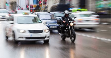 Jazda motocyklem między samochodami. Czy można?