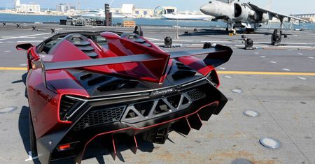 Lamborghini Veneno Roadster: premiera na lotniskowcu