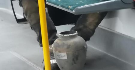 Pijany ukradł urnę z cmentarza na Miłostowie w Poznaniu  po czym zasnął i rozsypał szczątki w tramwaju
